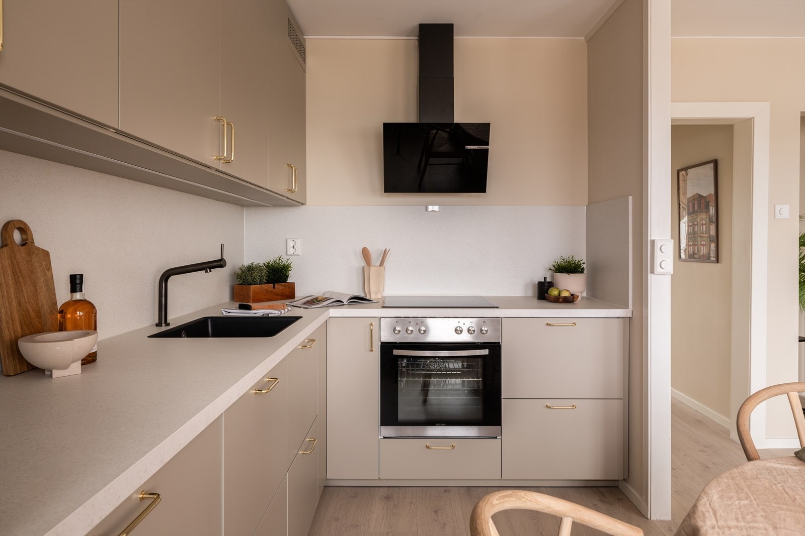 Rålekkert kjøkken i stilren utførelse med glatte fronter, integrerte hvitevarer og gode arbeidsflater. Galleribilde