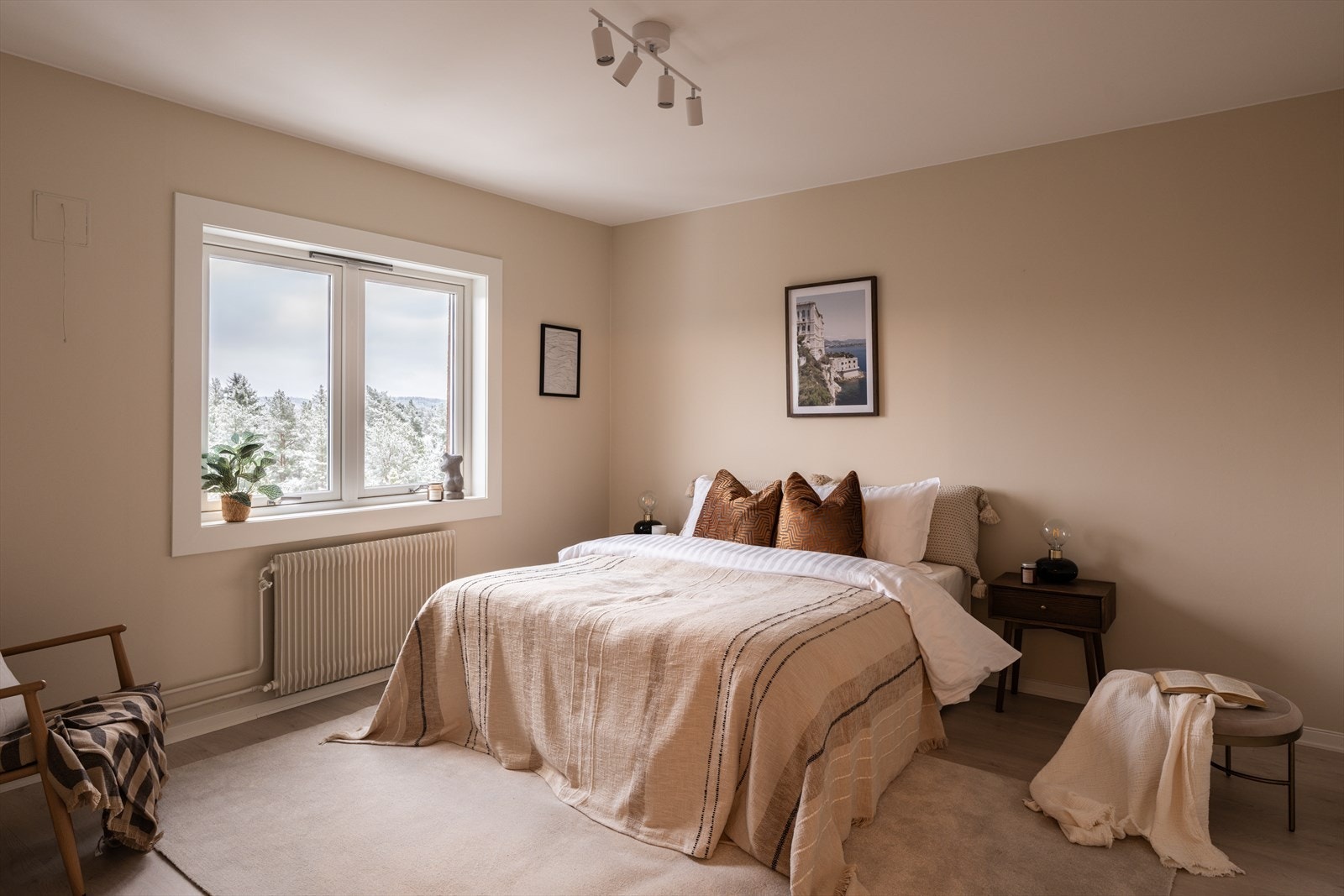 Hovedsoverommet er romslig og har god plass til dobbeltseng og garderobeløsning. Galleribilde