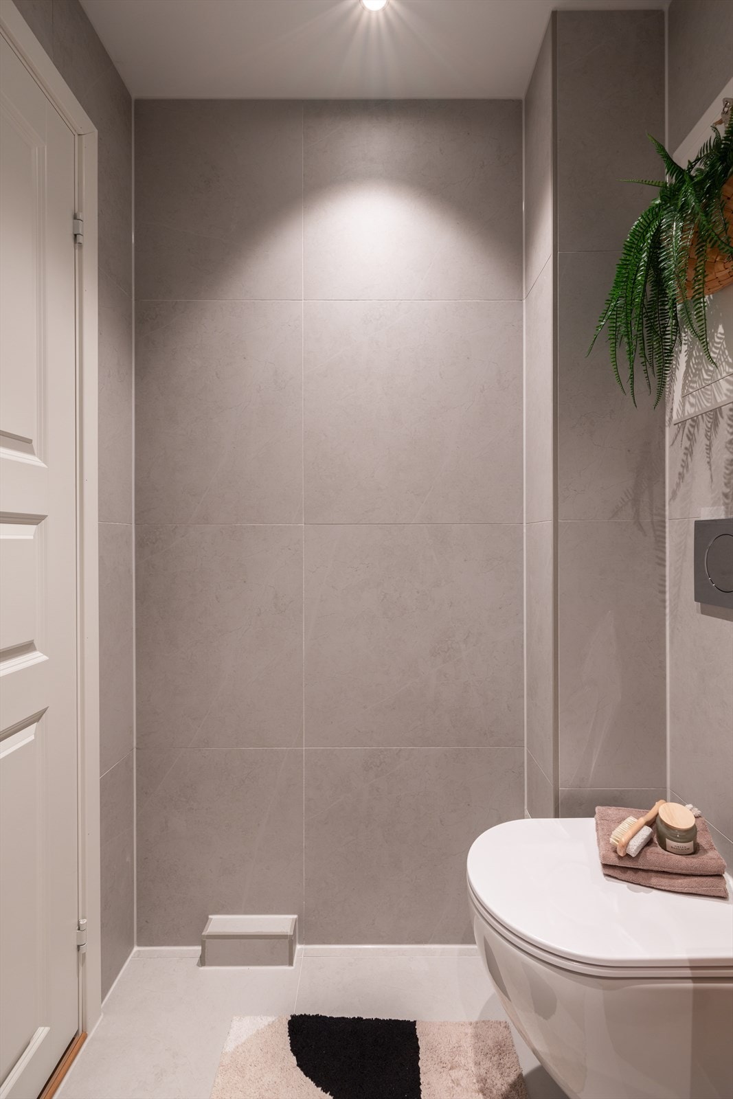 Badet er utstyrt med downlights i taket som gir god belysning. Galleribilde