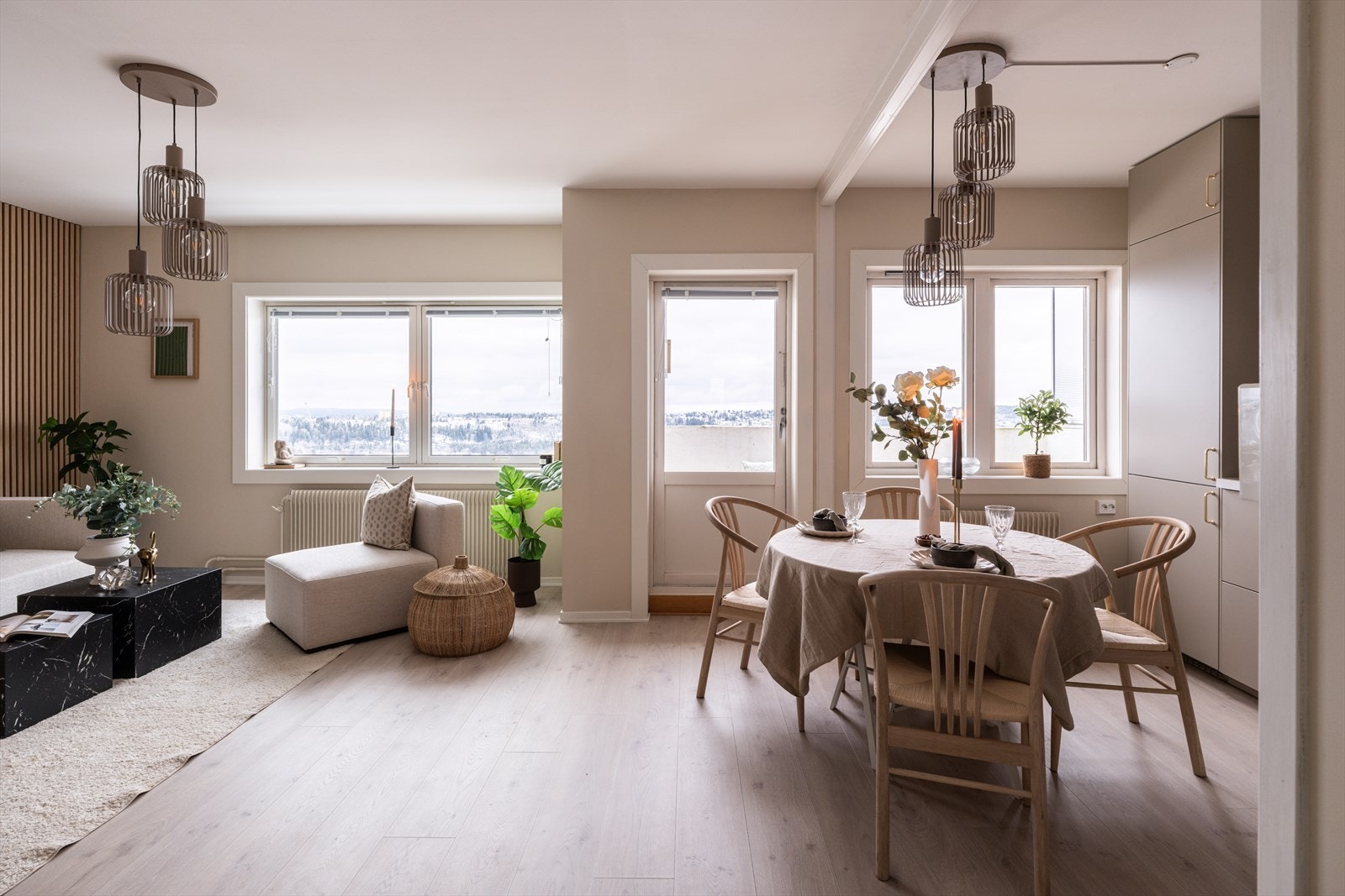 Leiligheten ble omfattende oppusset i 2026 med blant annet nytt gulv, malte vegger, renovert bad og kjøkken. Galleribilde