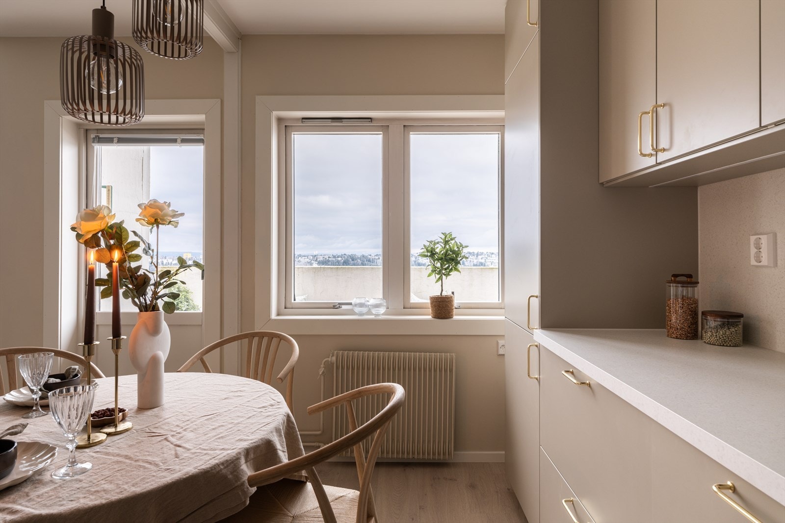 Ved vinduet er det en hyggelig plass for spisebordet hvor du kan nyte utsikten mens du spiser. Galleribilde