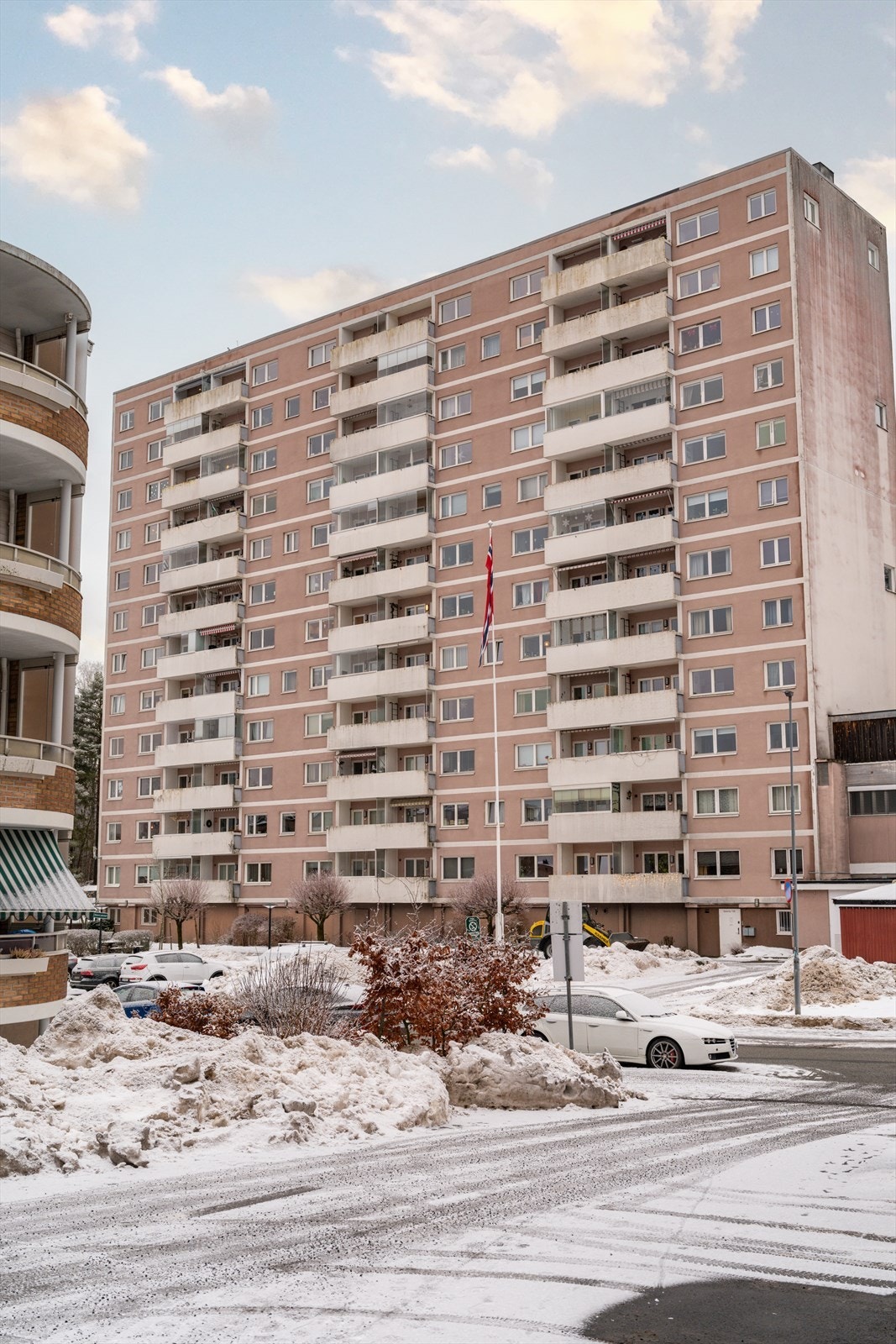 Leiligheten ligger i toppen av bygget og har en høy og fri beliggenhet med gode sol- og utsiktsforhold. Galleribilde