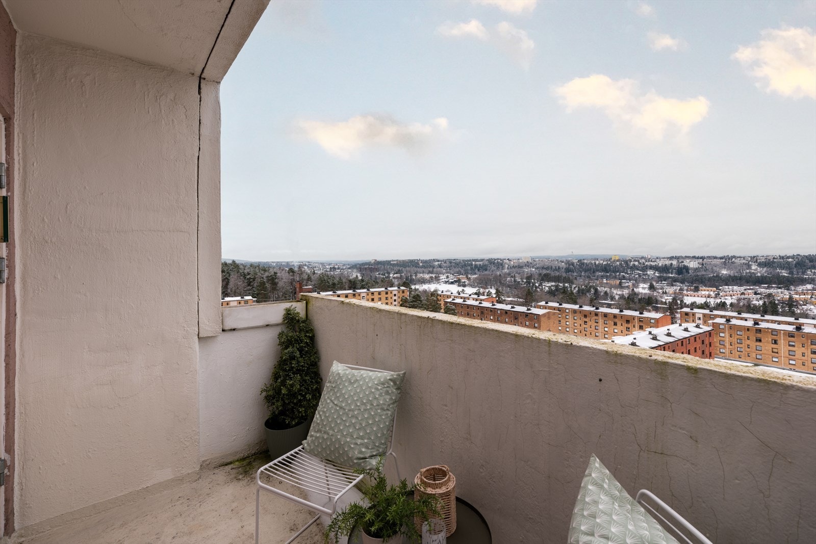 Balkongen har plass til en sittegruppe hvor utsikten og solen kan nytes i fred og ro. Galleribilde