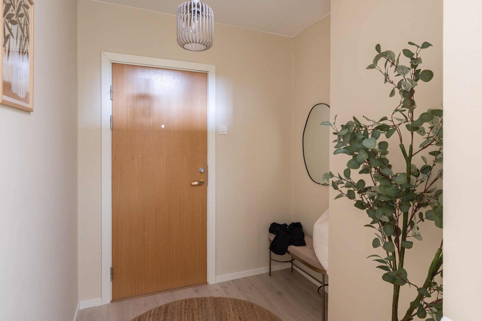 Velkommen inn i en lys og praktisk entré med plass til yttertøy. Galleribilde