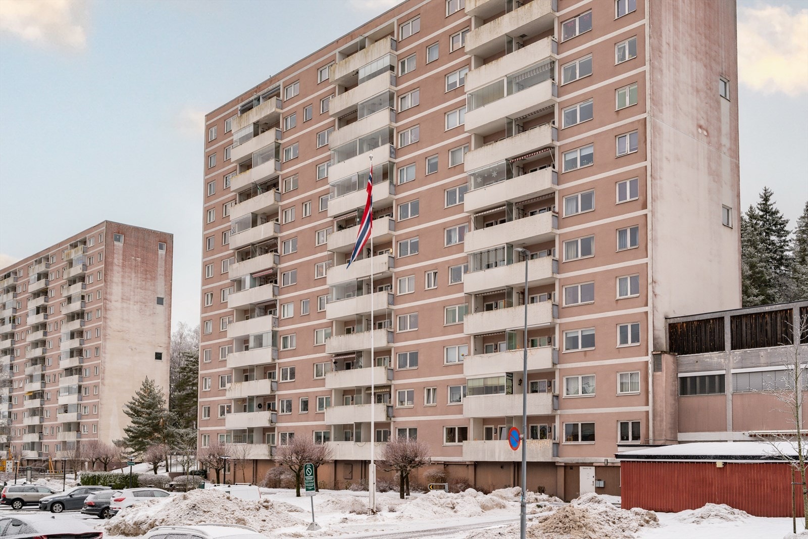 Leiligheten ligger i et veletablert område med kort vei til marka og T-bane. Galleribilde