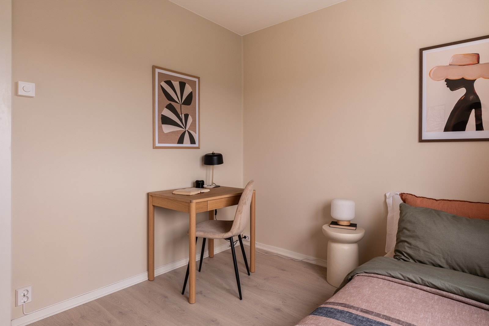 Her er det plass til både seng og en liten arbeidsplass. Galleribilde