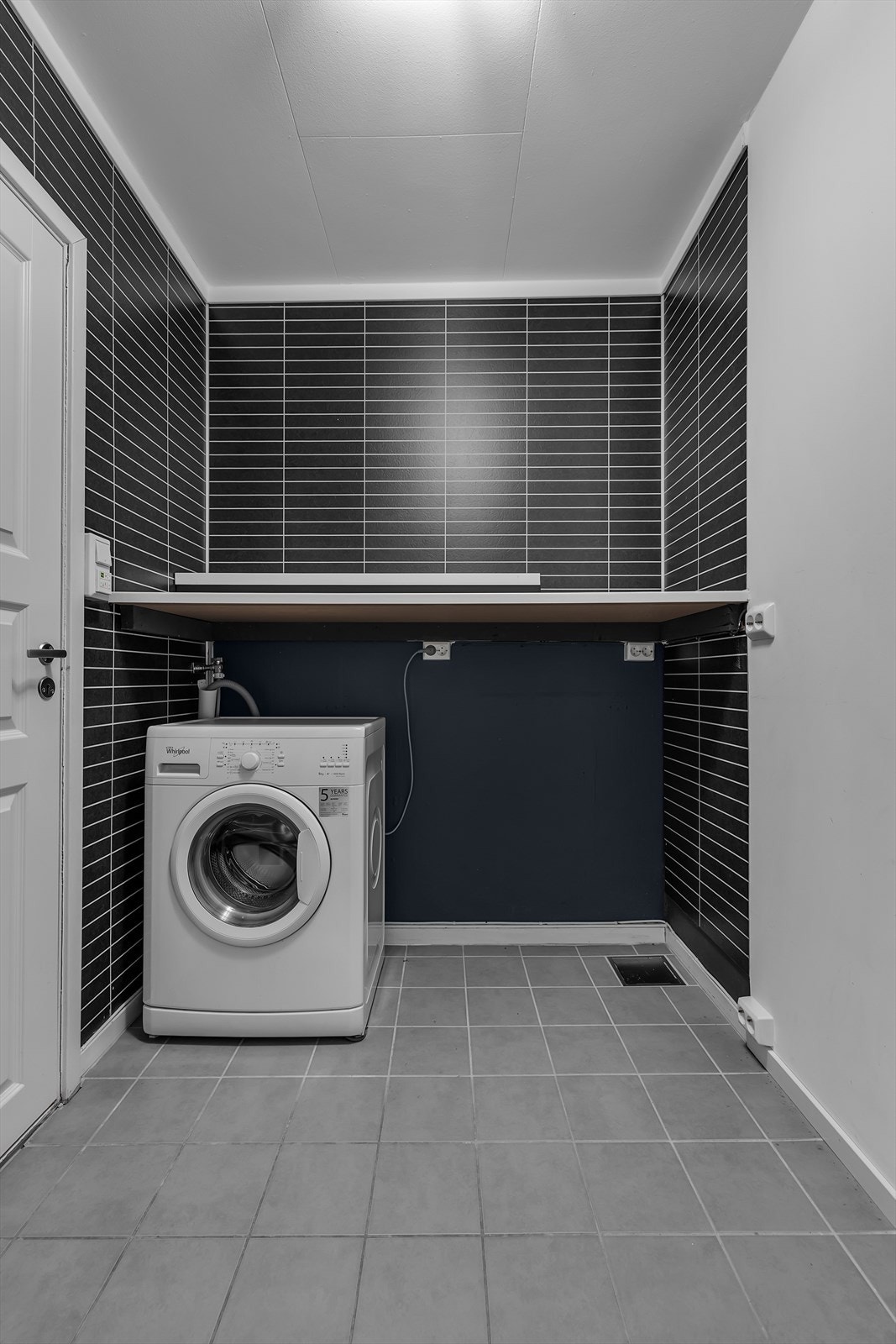 Rom for lagring og med uttak til vaskemaskin Galleribilde