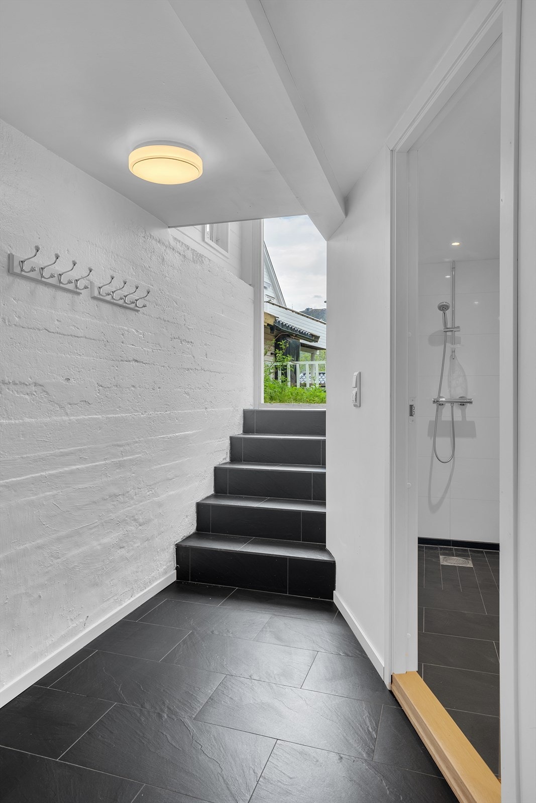 Egen inngang leiligheten i underetasjen Galleribilde