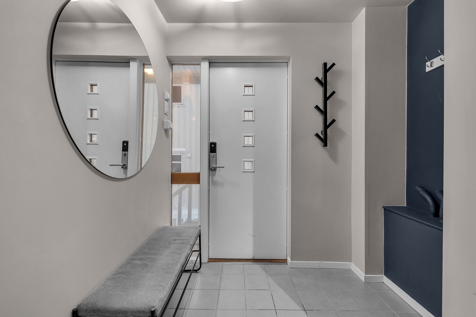 Gangen er lys og malt opp i moderne farger. Fliser med varmekabler på gulv. Galleribilde