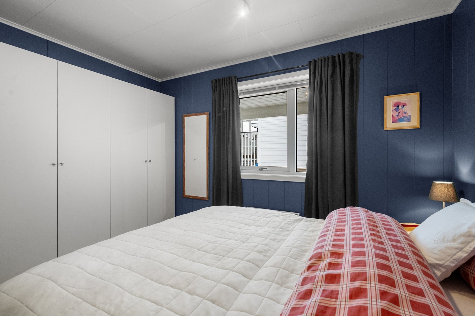 Hovedsoverommet har god plass til dobbeltseng og klesskap. Galleribilde