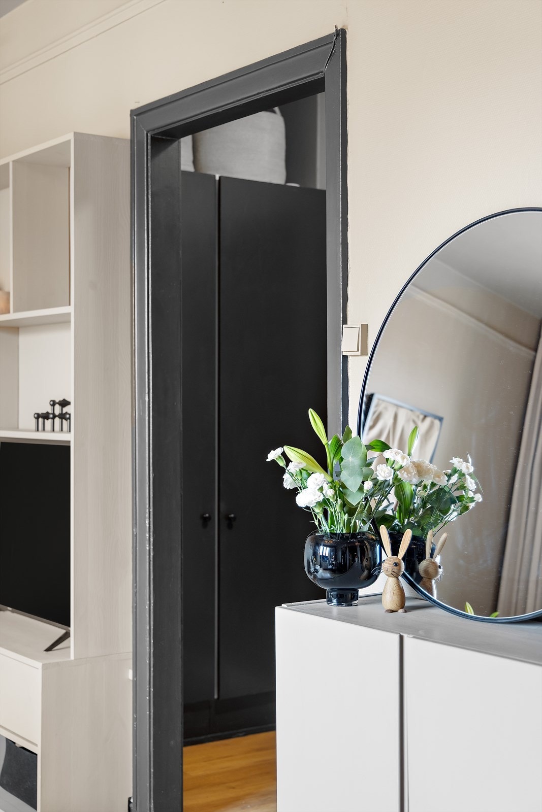 I entréen er det innebygget garderobeskap for praktisk oppbevaring av yttertøy og sko Galleribilde