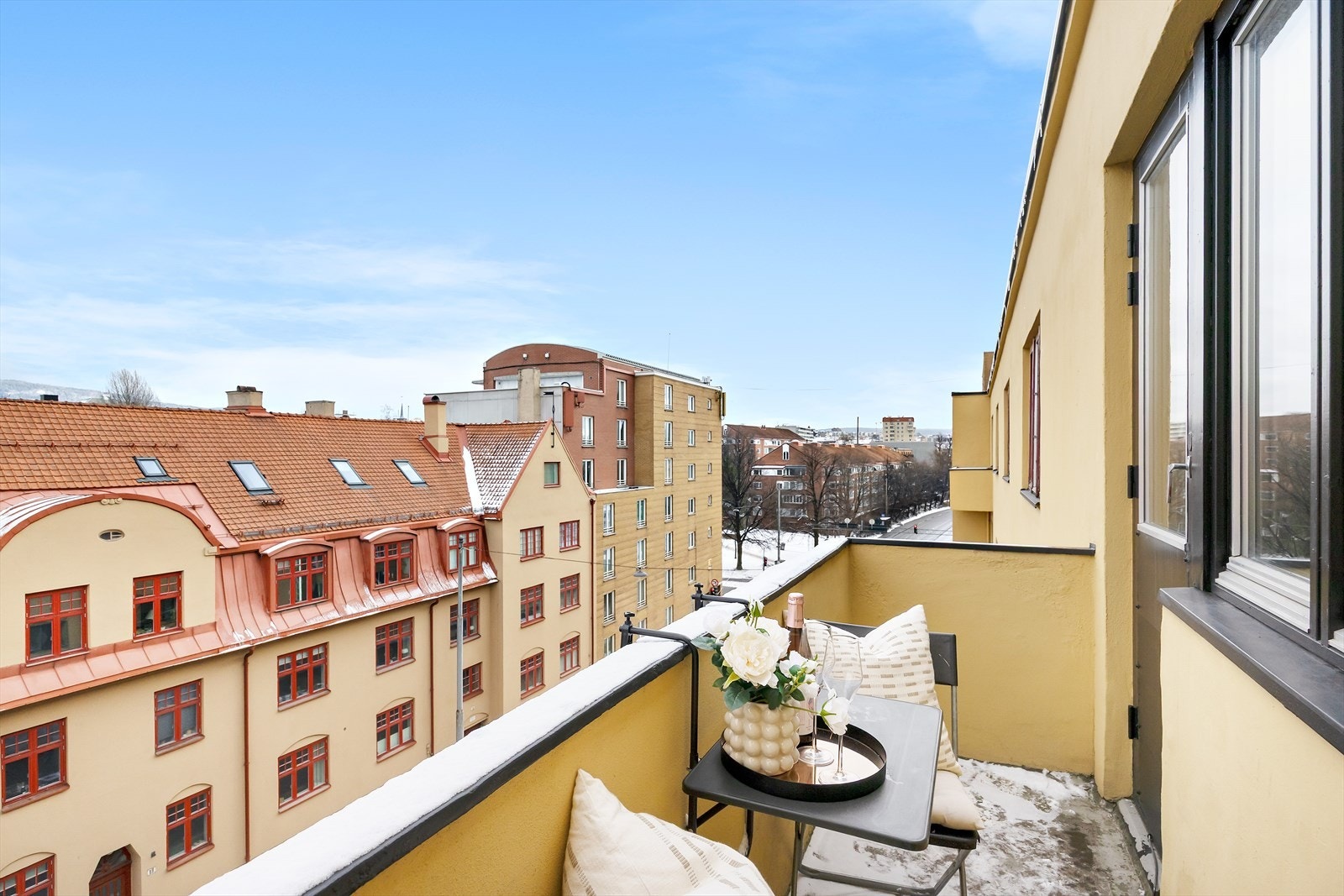 Pen 2-roms toppleilighet med balkong og sentral beliggenhet | Oppvarming/VV/internett inkl. | Nært kollektivt Galleribilde