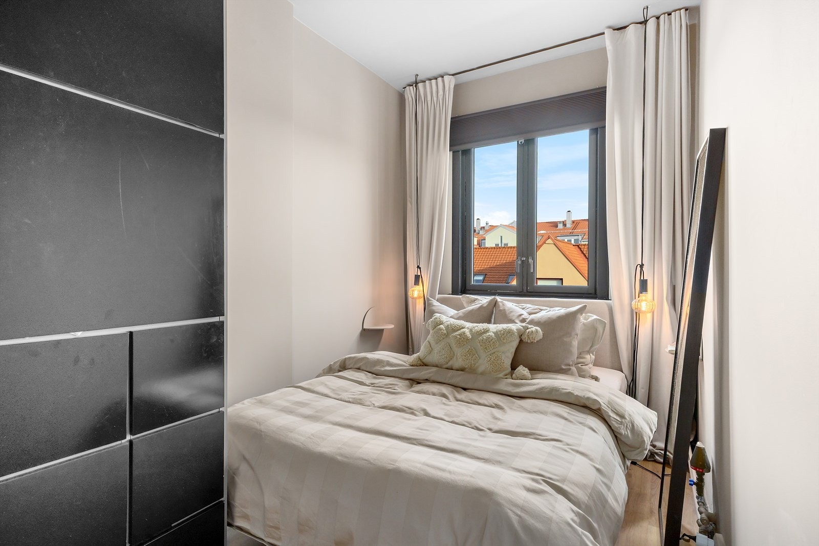 Boligens soverom har plass til dobbeltseng og nattbord Galleribilde