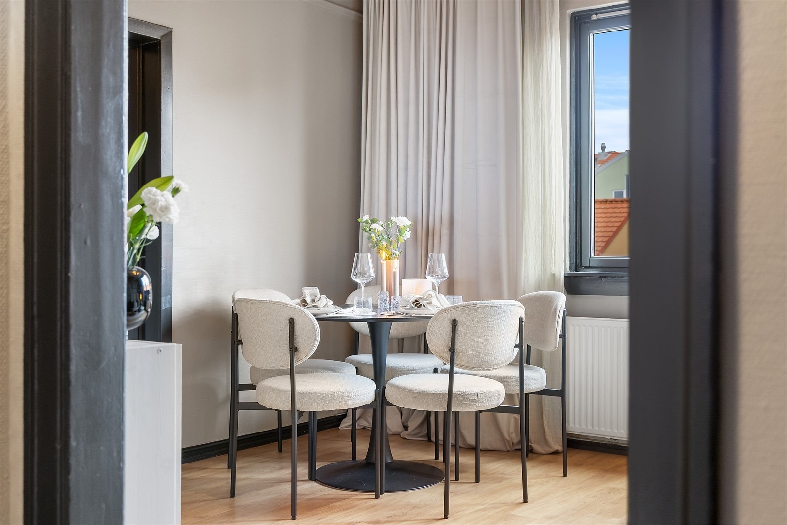 Hyggelig spisesone med plass til spisebord og 4-6 stk stoler Galleribilde