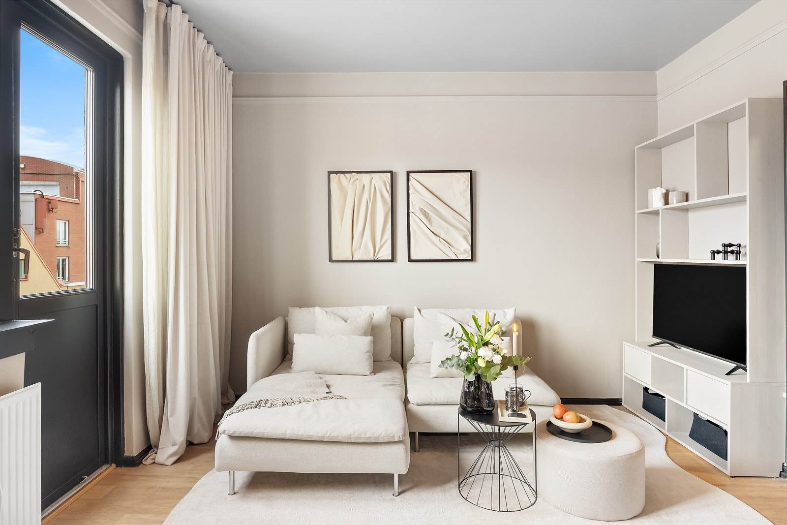 Alle overflater ble malt i 2021 i en lys beigeaktig fargepalett, som gir en lun atmosfære Galleribilde