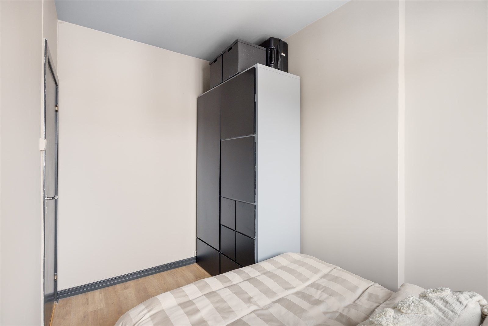 Oppbevaringsmuligheter i garderobeskap på soverommet Galleribilde