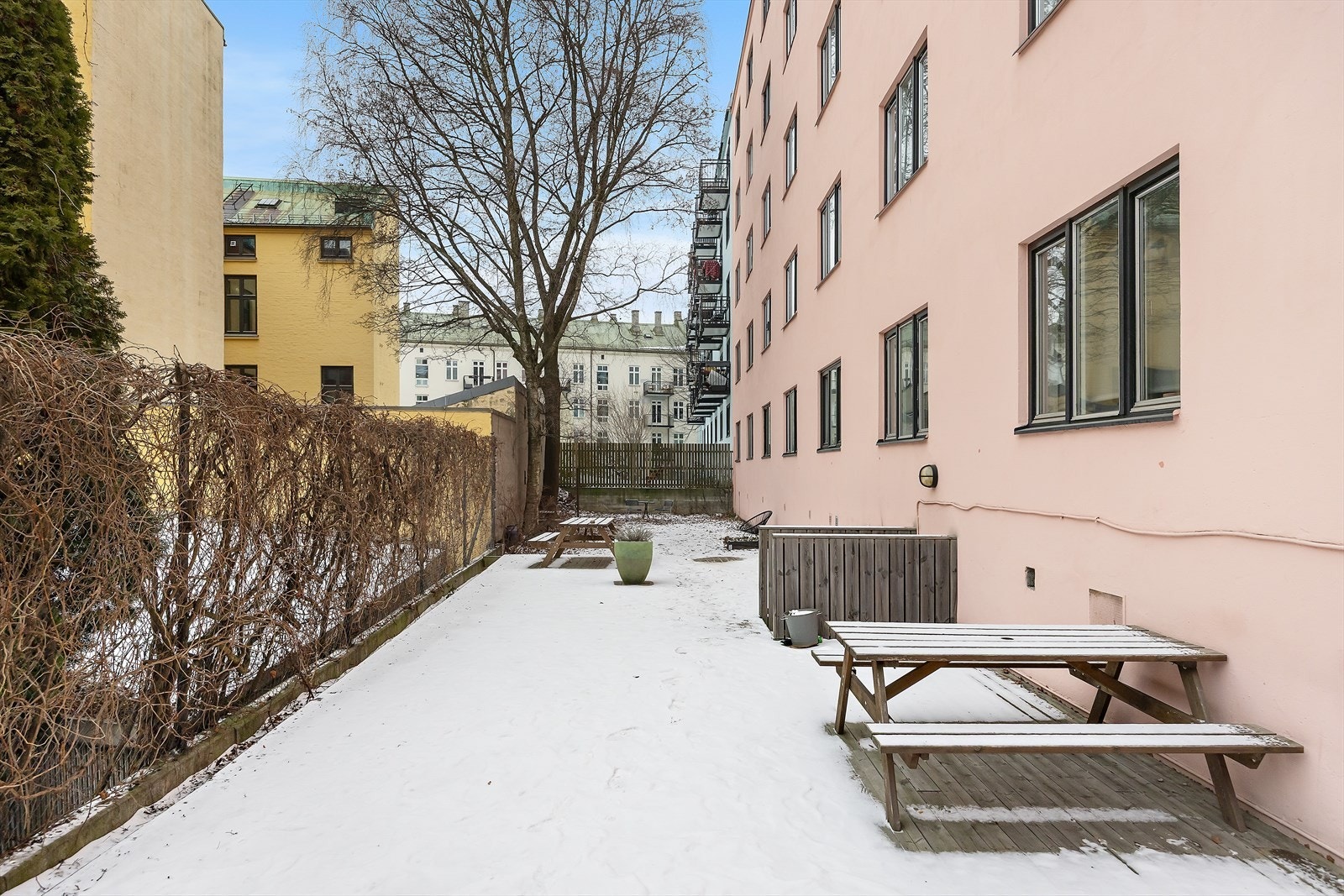 Representativ bakgård med felles utemøbler Galleribilde