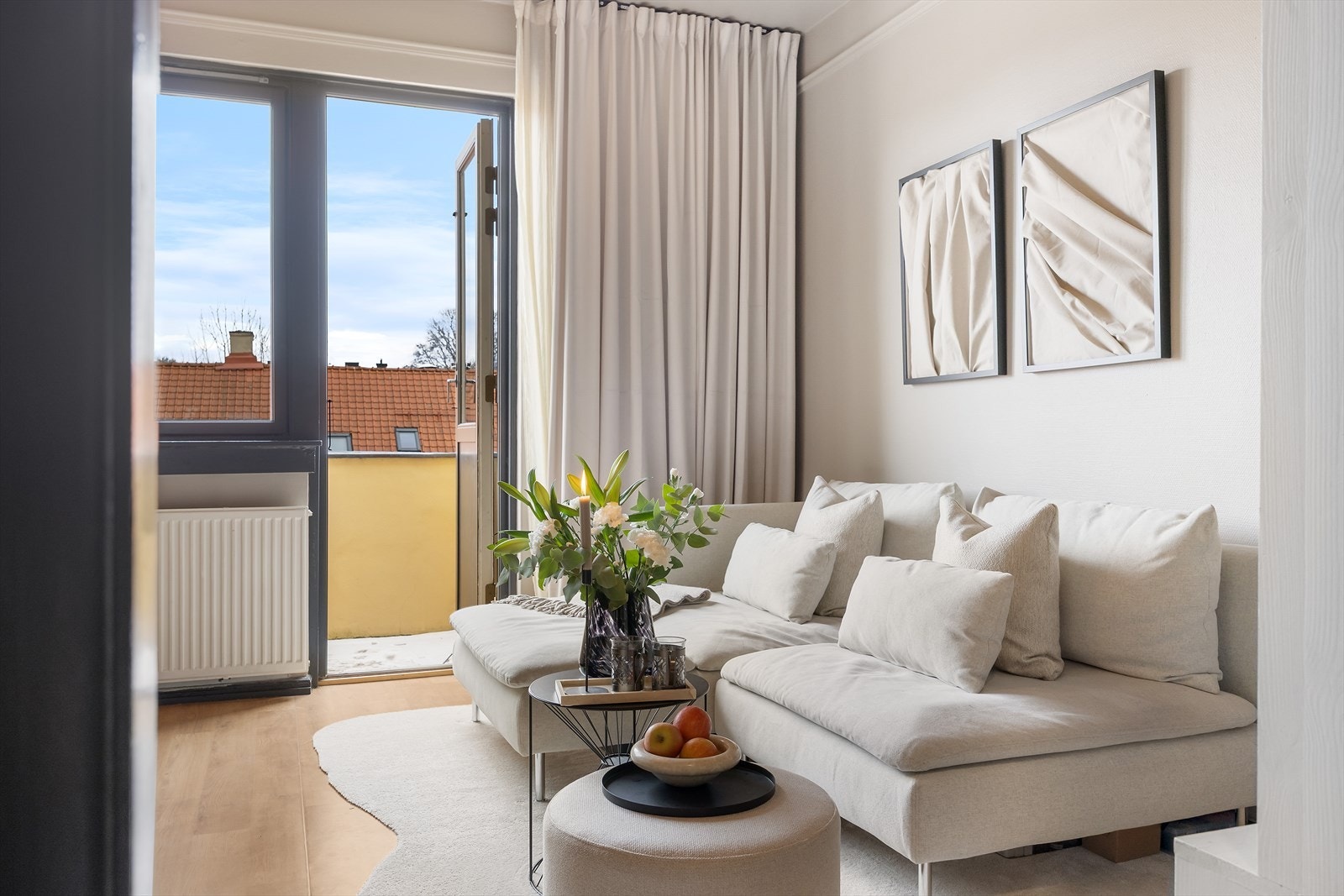 Fra stuen er det direkte utgang til boligens balkong Galleribilde