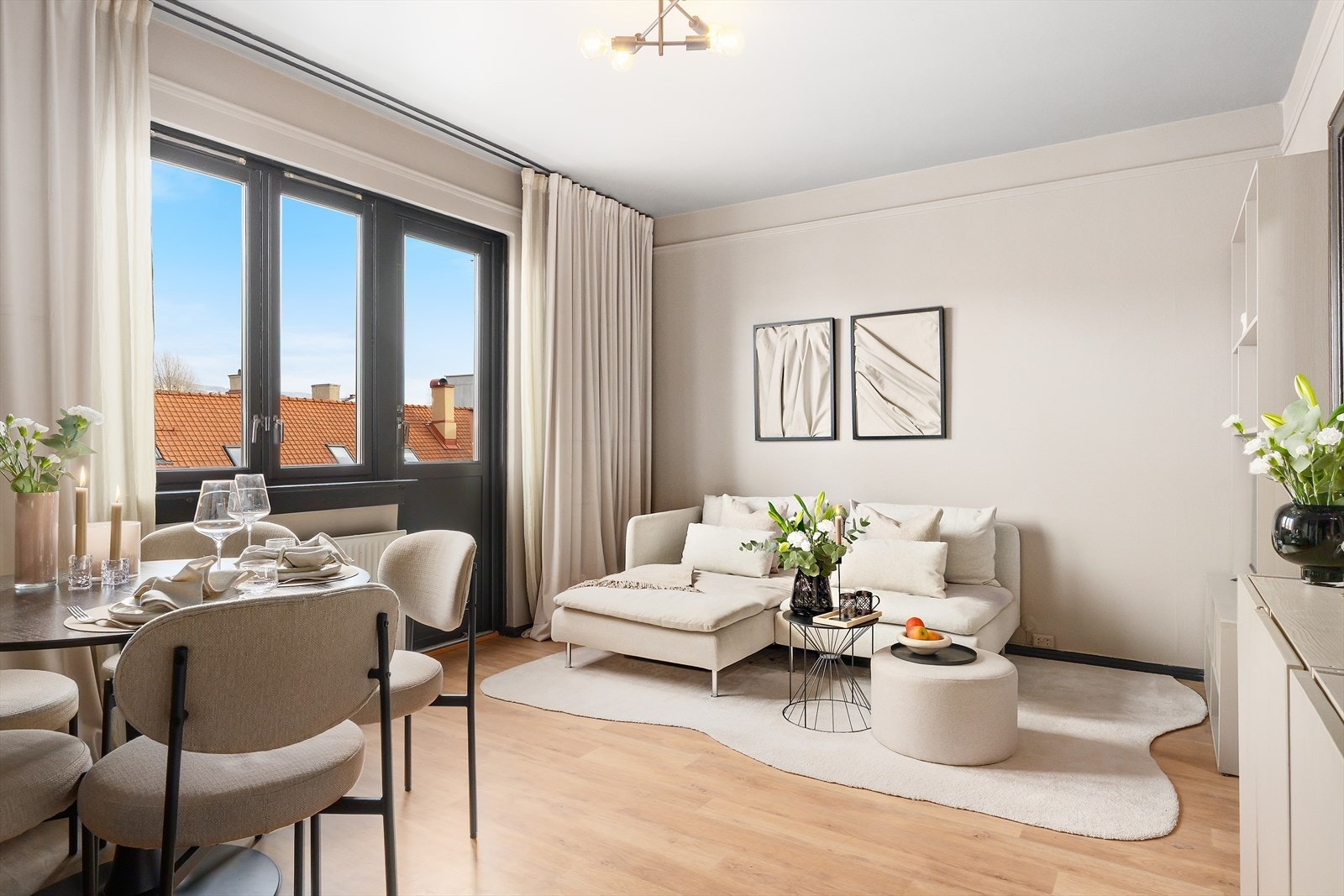 Den romslige stuen har plass til flere gode soner for både spisegruppe med bord og stoler, samt sofagruppe Galleribilde