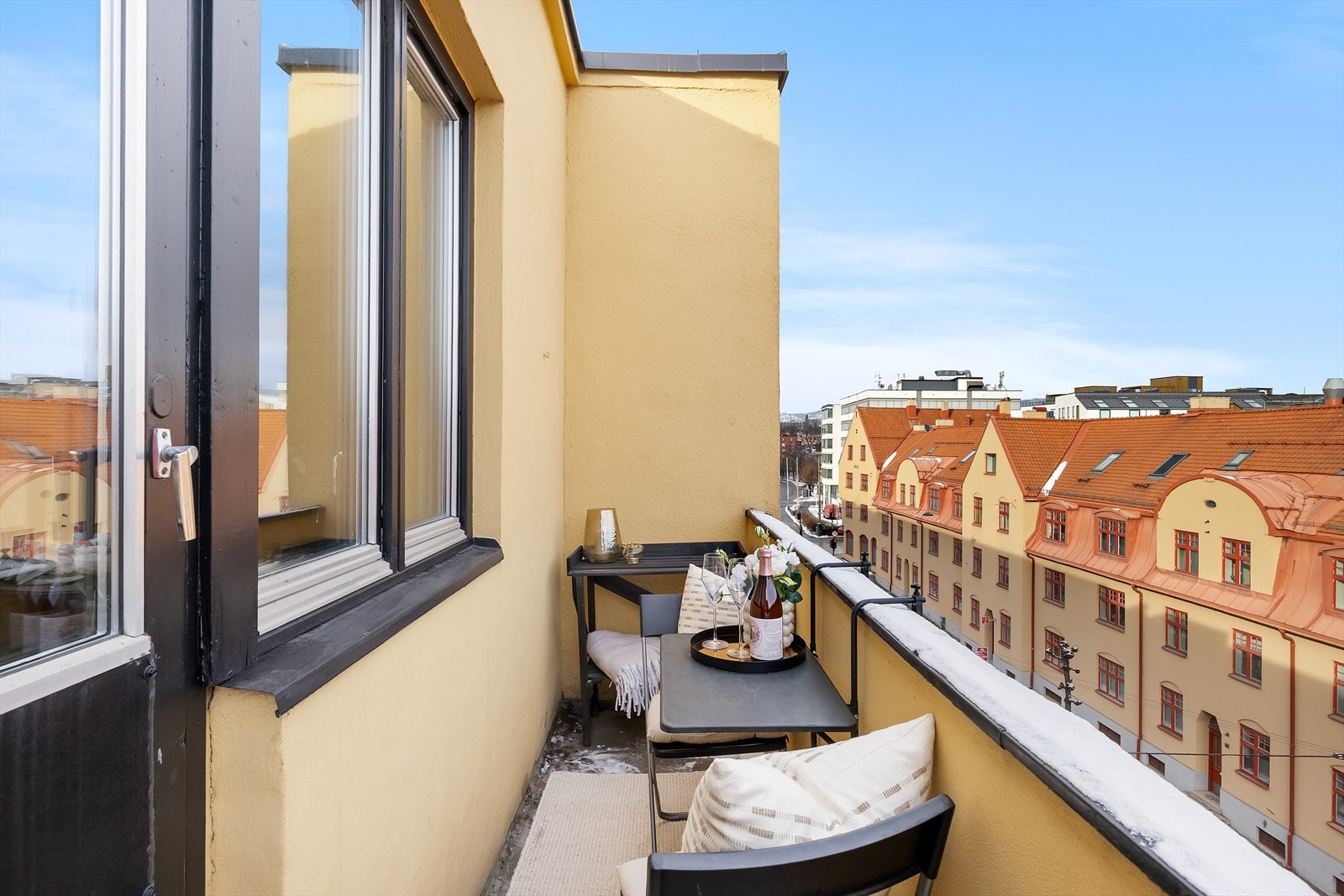 Koselig balkong helt i toppetasjen Galleribilde