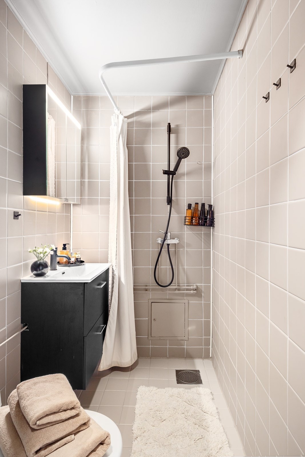 Baderomsinnredningen er oppgradert i 2021 og inkluderer servant med underskap, 1-greps armatur og speilskap over Galleribilde