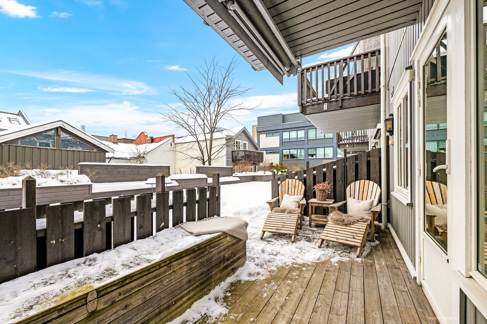 Markterrassen har gode solforhold og er romslig med god plass til utemøblement Galleribilde