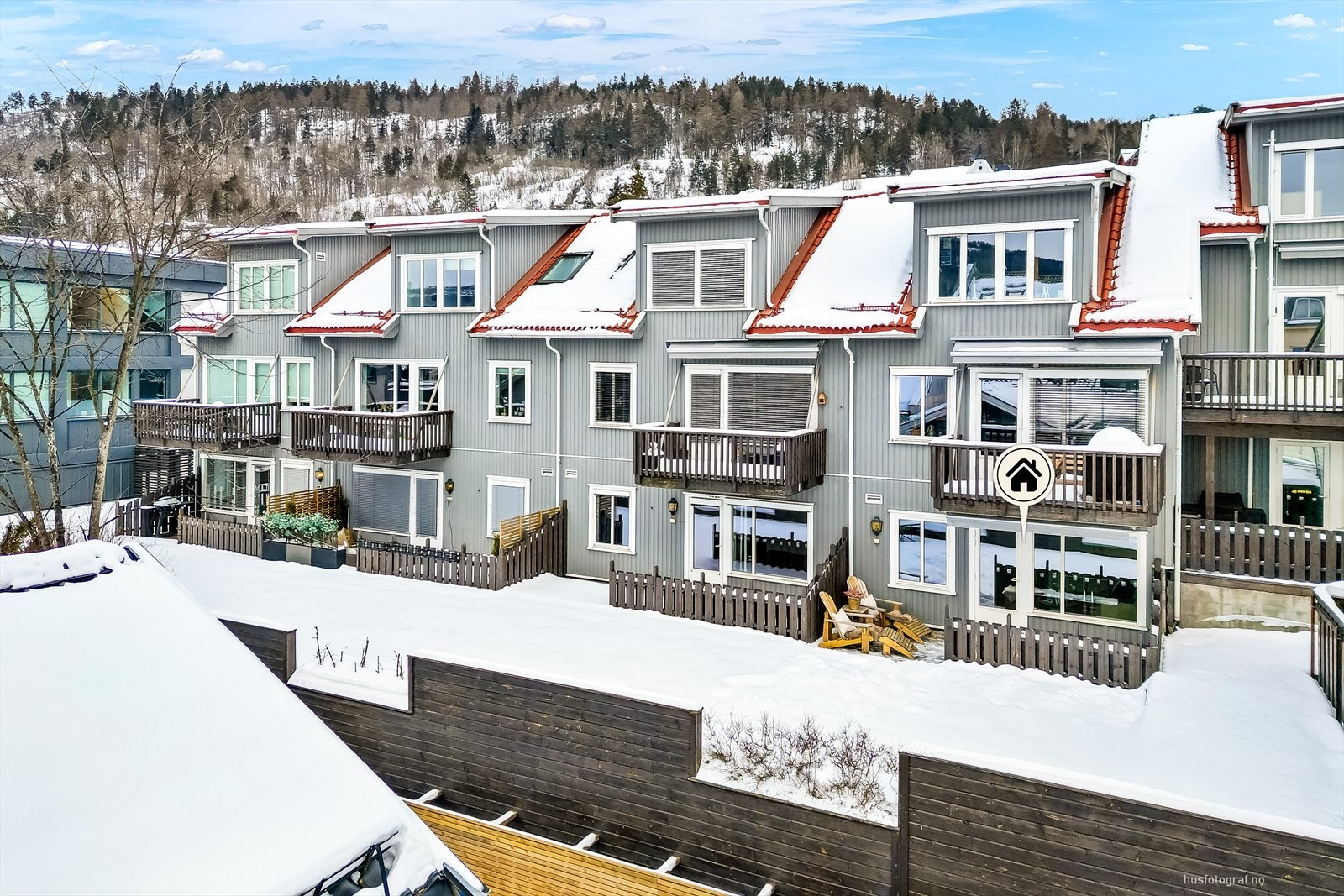 Det er markterrasse på ca. 16 m² og felles hage Galleribilde