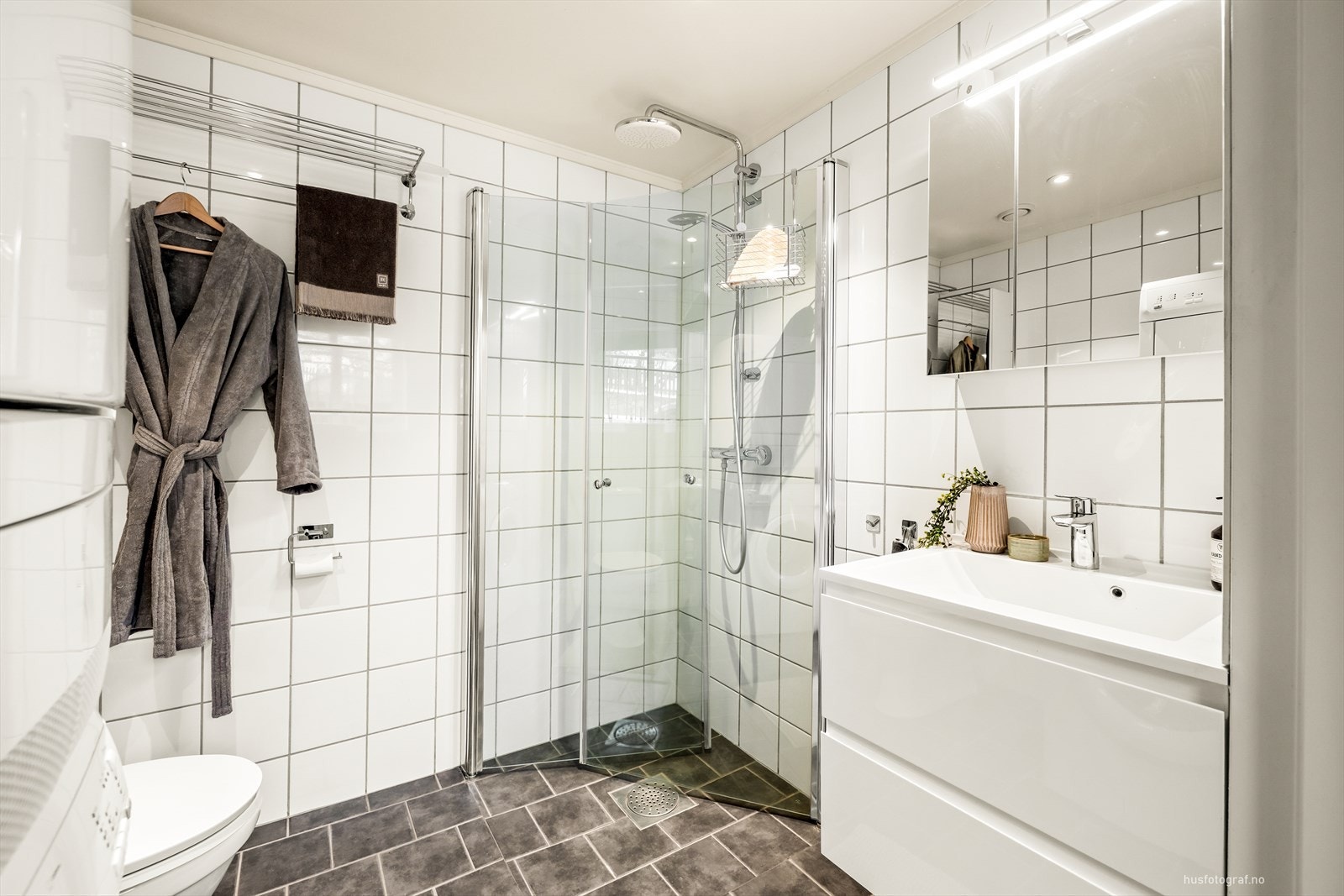 Det er varmekabler i gulv og downlights i tak Galleribilde