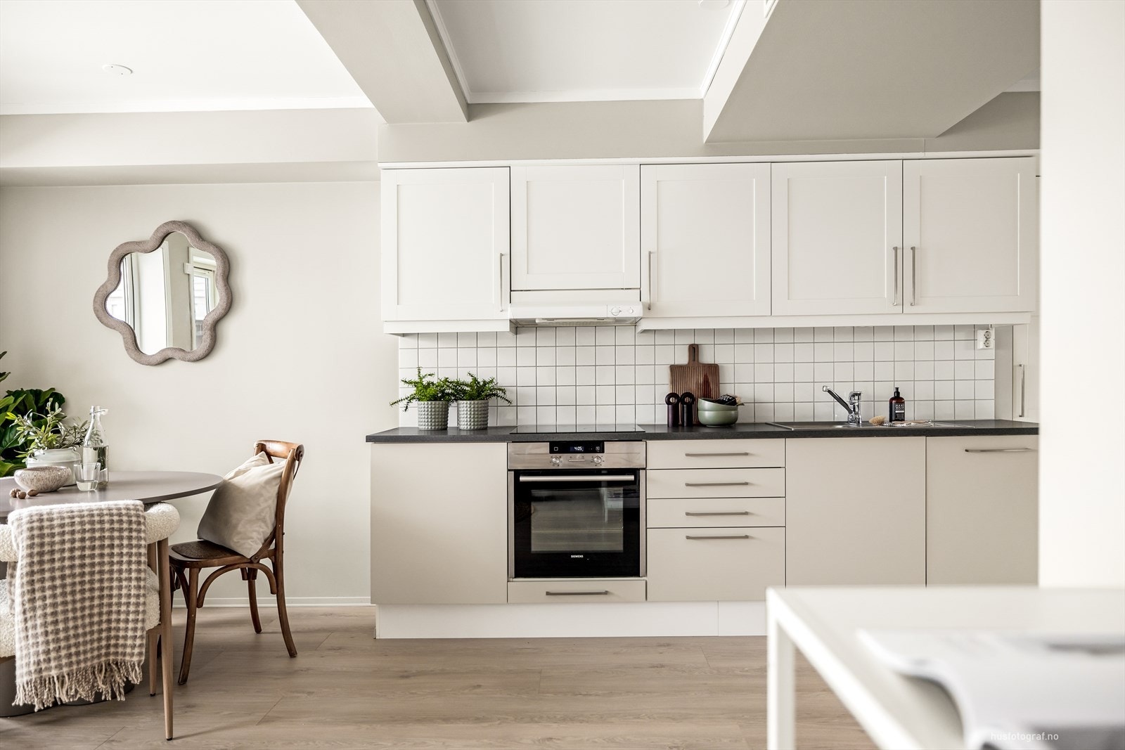 Lyst og pent kjøkken med profilerte og glatte fronter Galleribilde