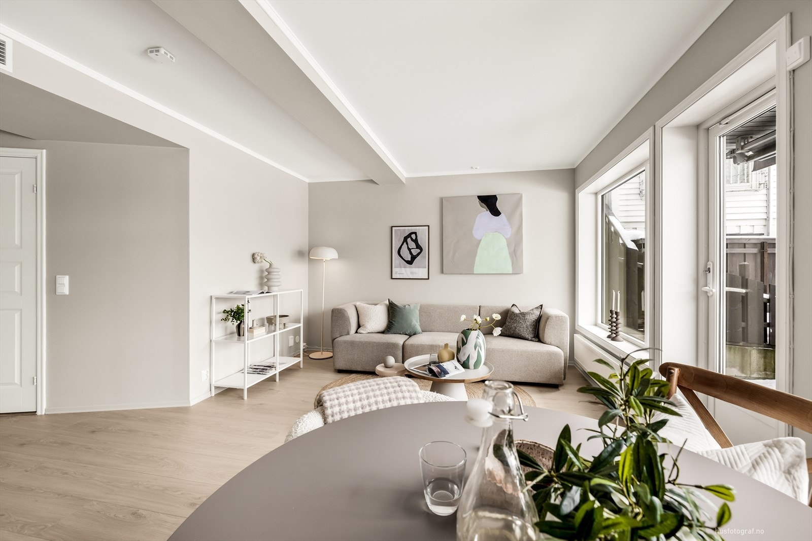 Lys stue med store vindusflater som gir godt med naturlig lys Galleribilde