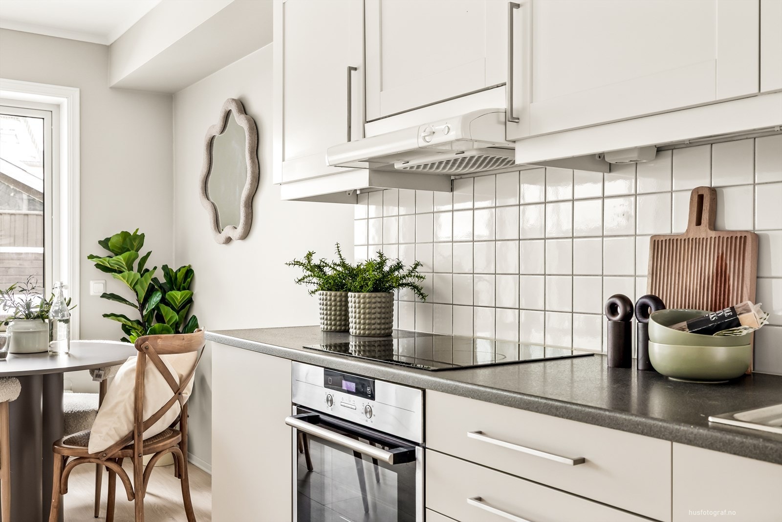 Integrert komfyr, platetopp, oppvaskmaskin og kjøl/frys Galleribilde