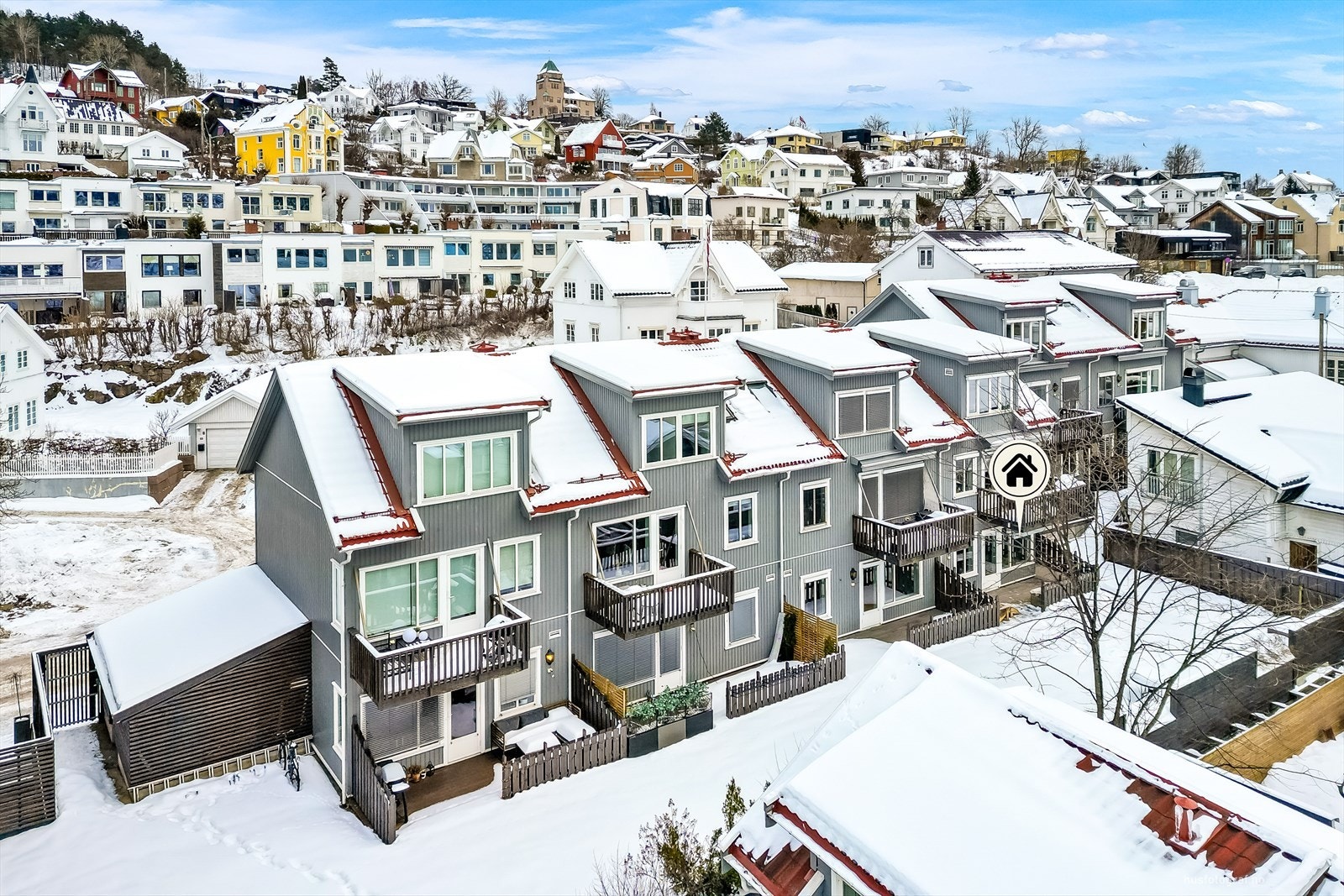 Leiligheten ligger fint til med en hyggelig sørvendt markterrasse Galleribilde