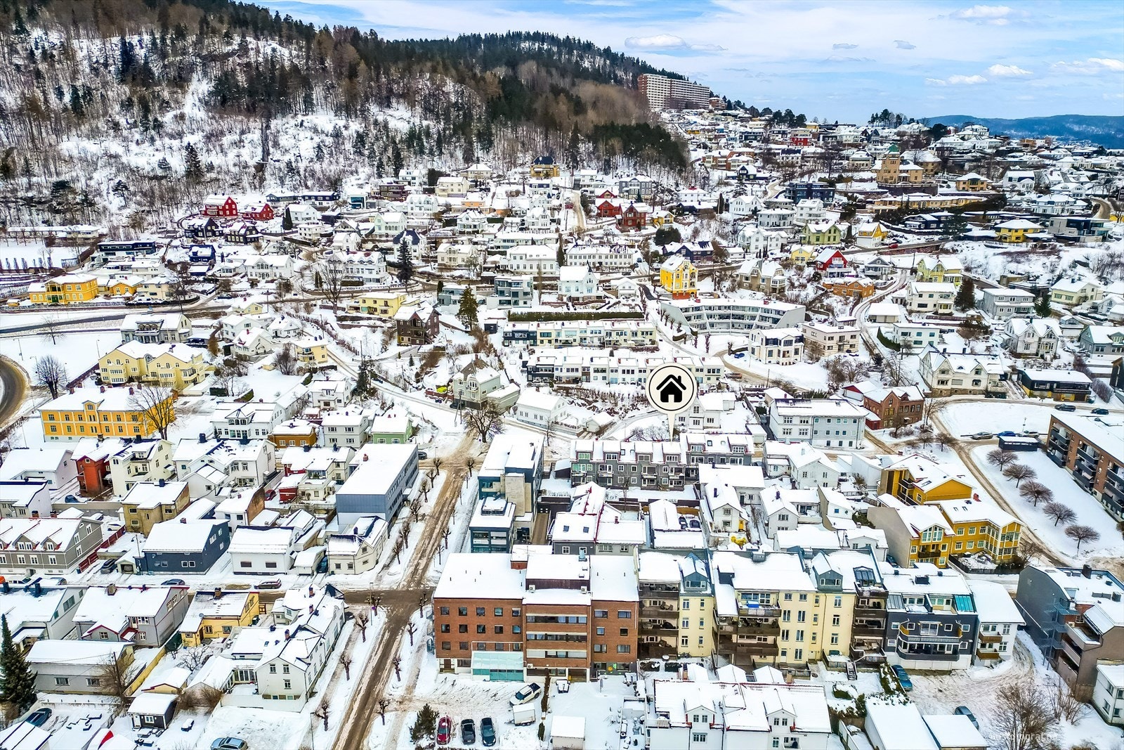 Det er kort vei til Drammensmarka med flott turterreng både sommer og vinter Galleribilde