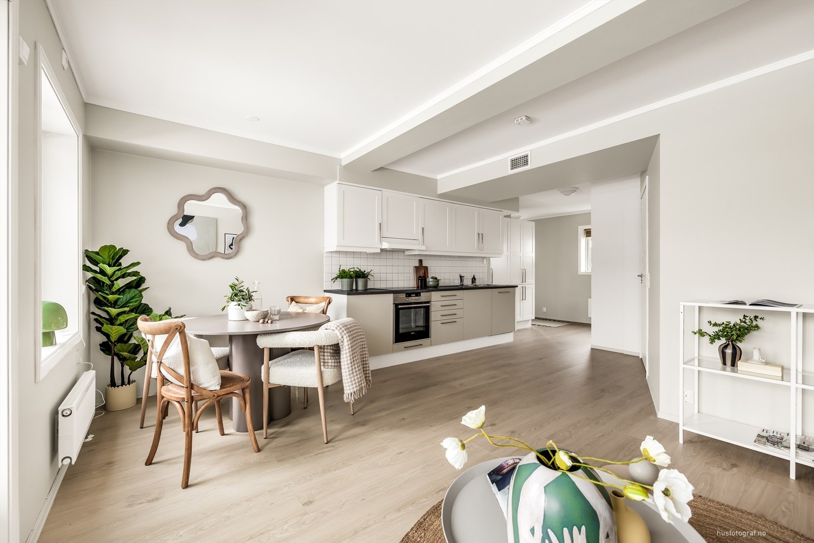 Det er naturlig plassering både for dagligstue og spisestue Galleribilde