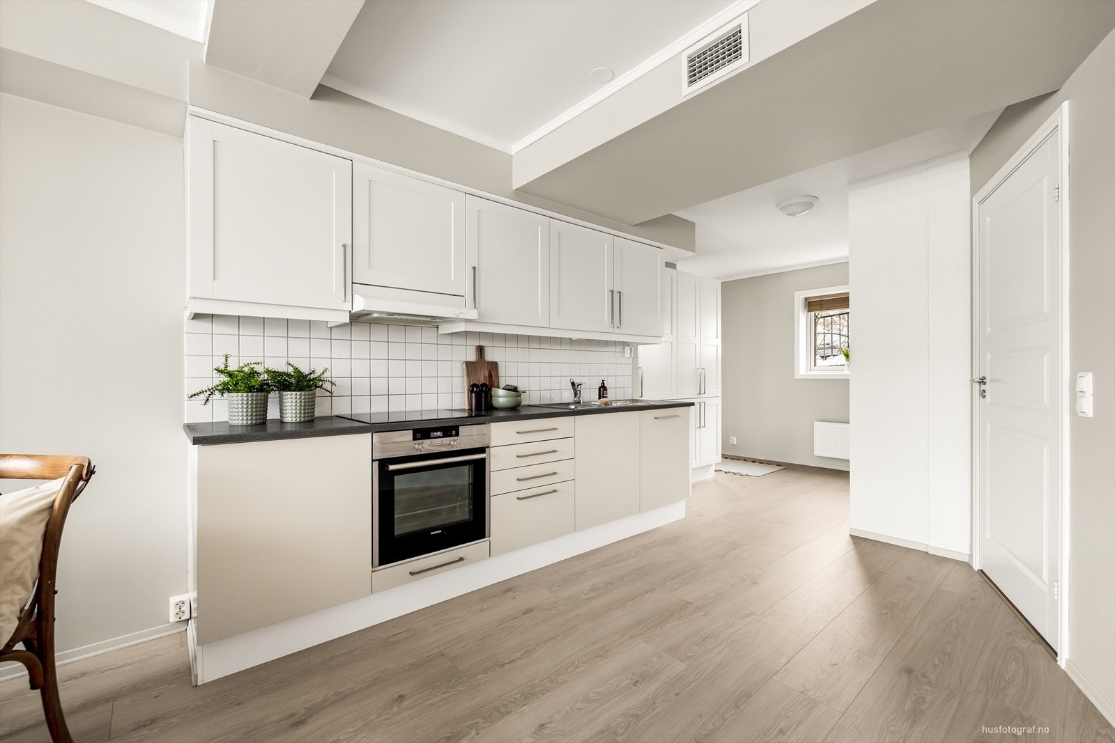 Spisestuen er i praktisk tilknytning til kjøkkenet Galleribilde