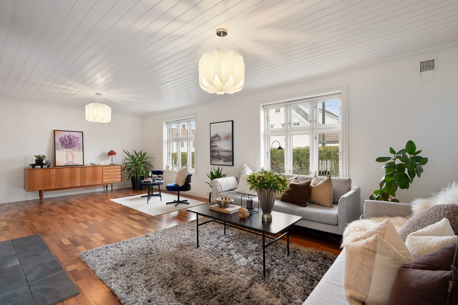 Lys stue med gode vindusflater Galleribilde