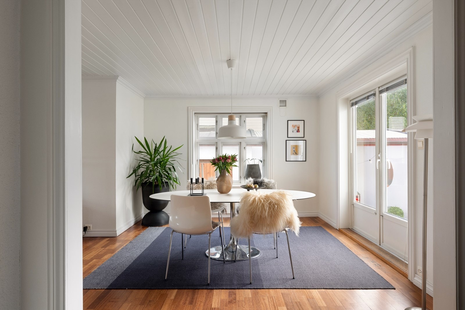 Spisestue med utgang til hage Galleribilde