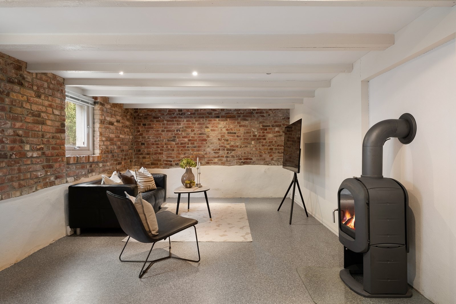 Kjellerstue med peis Galleribilde