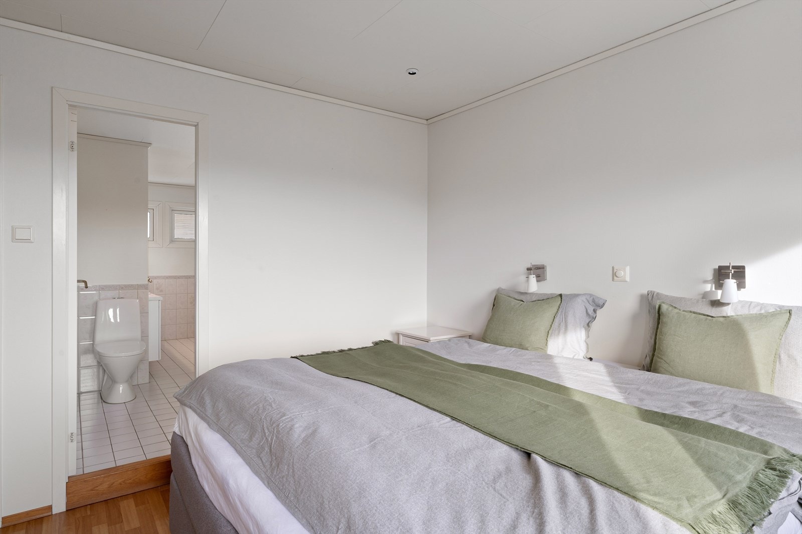 Direkte adkomst fra hovedsoverommet til badet. Galleribilde