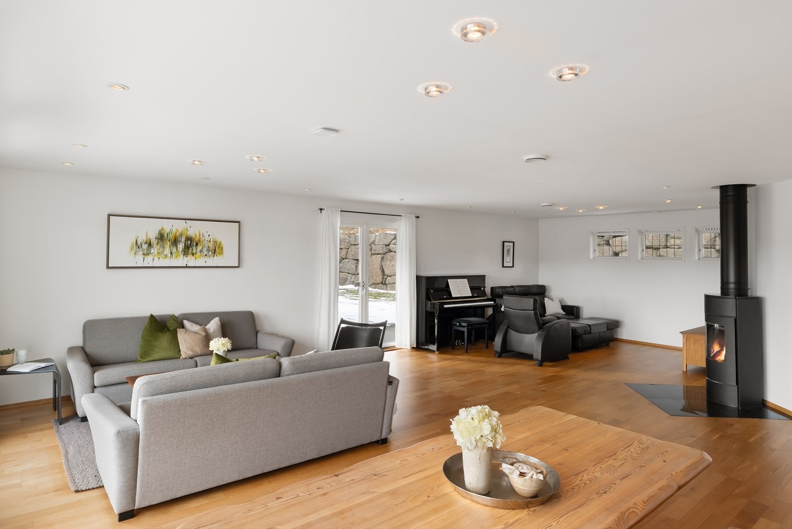 Dør som leder ut til en tilhørende terrasse og uteområde med hagestue. Galleribilde