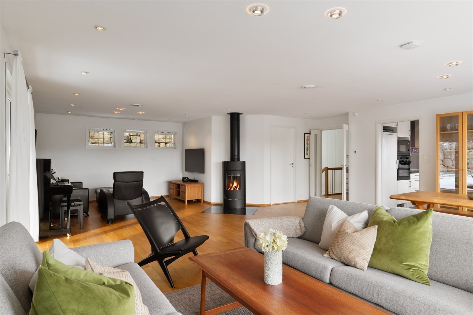 God planløsning med plass til spisebord, sofagruppe og en egen TV-krok. Galleribilde