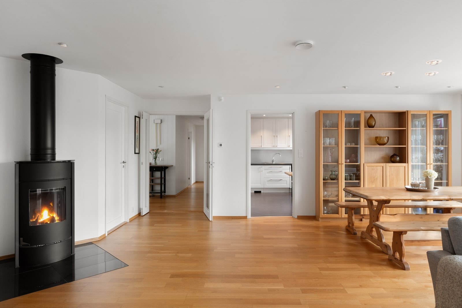 Stuen er romslig og innbydende, med parkett på gulvet som gir et klassisk og varmt preg. Vedovn til de kaldere dagene. Galleribilde