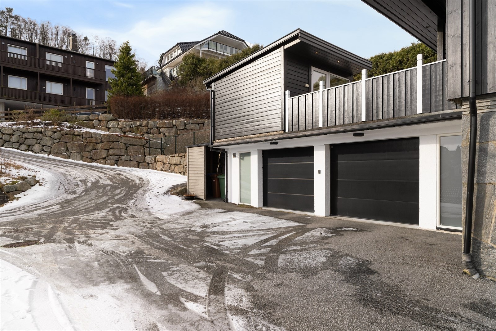 Boligen har en tomt på 771 kvm, hvor deler av hagen er opparbeidet i samarbeid med naboen utover denne eiendommen sine grenser. Tomtegrensa er ved gyvelen. Galleribilde