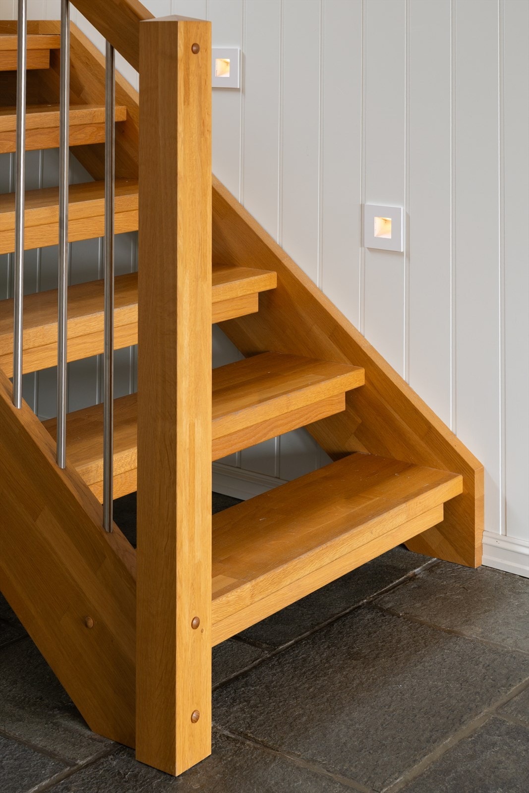 Detaler som belysning i trappa er på plass. Galleribilde