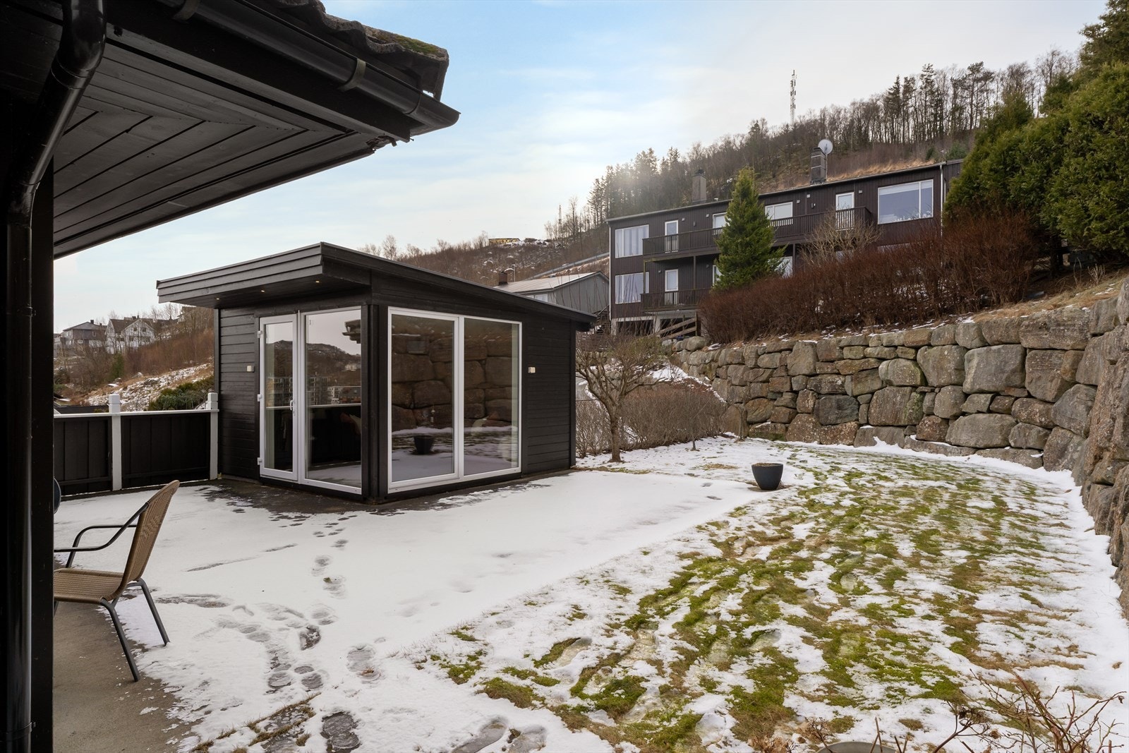 Uteområdet gir en herlig forlengelse av boligen og mulighet for å nyte utsikten og den flotte tomten. Galleribilde