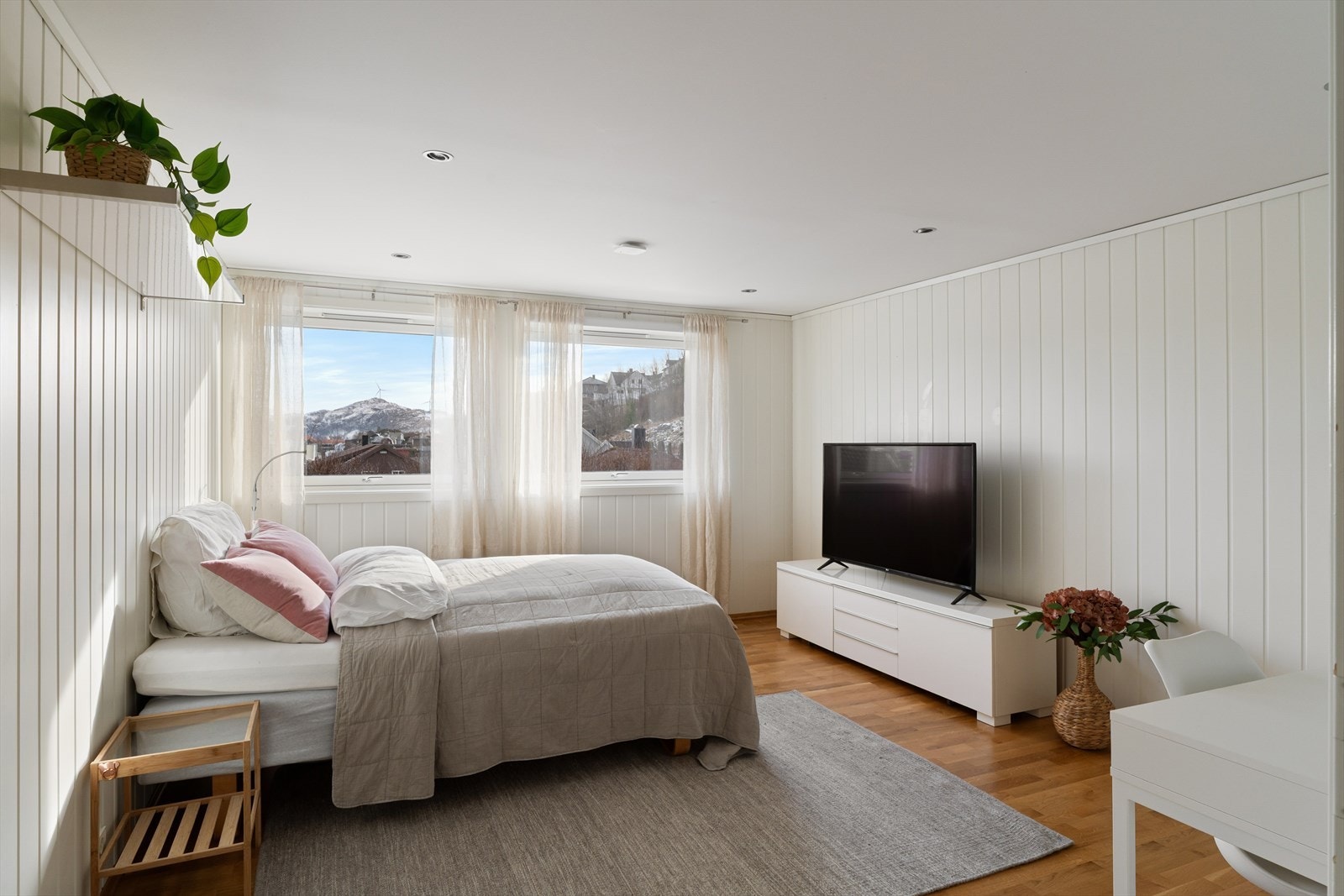 Soverom 1 av god størrelse. Dette rommet, sammen med soverom 2 var opprinnelig en kjellerstue. Galleribilde