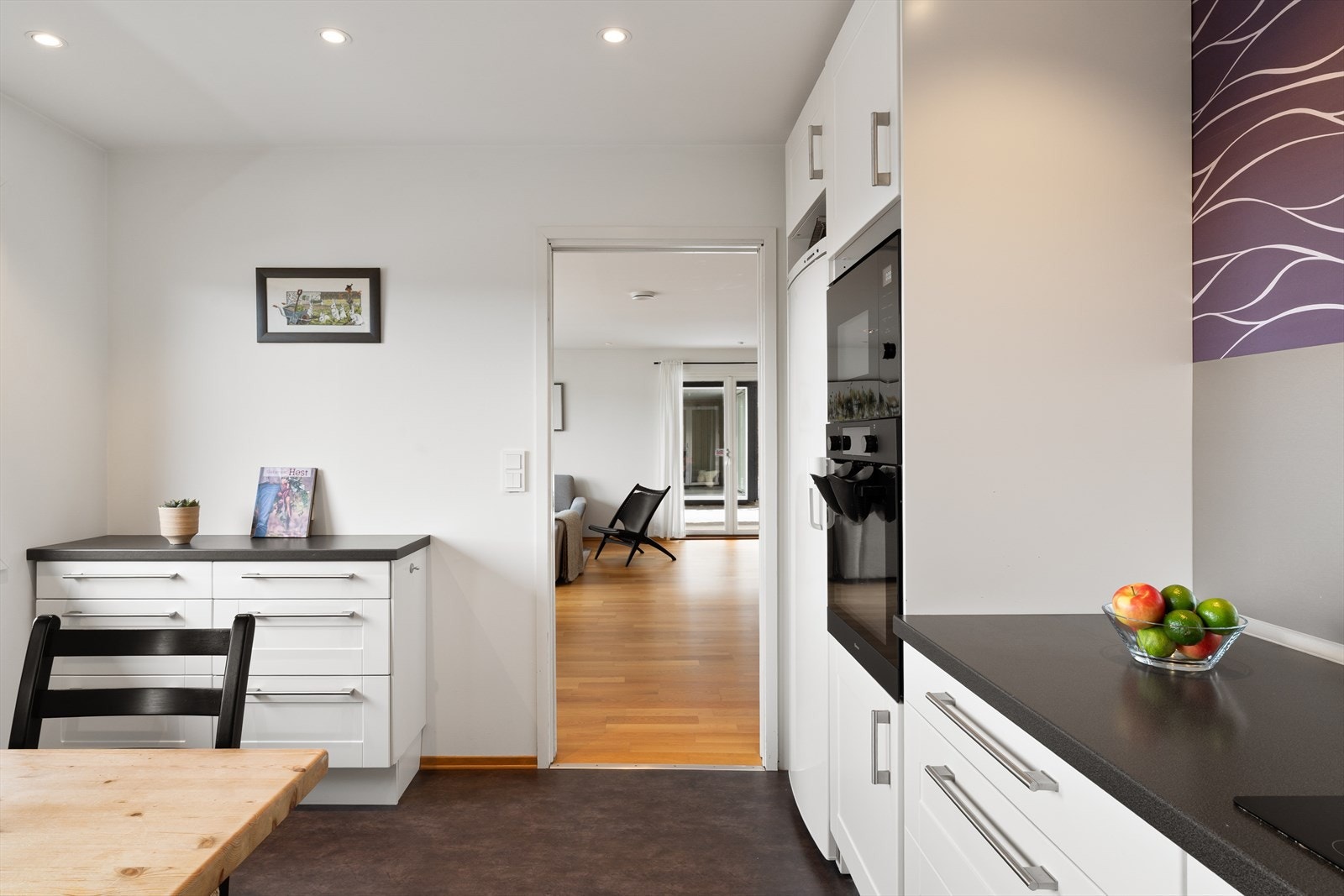 Kjøkkenet er adskilt med skyvedør fra stua. Belegg på gulv og lyse vegger. Galleribilde