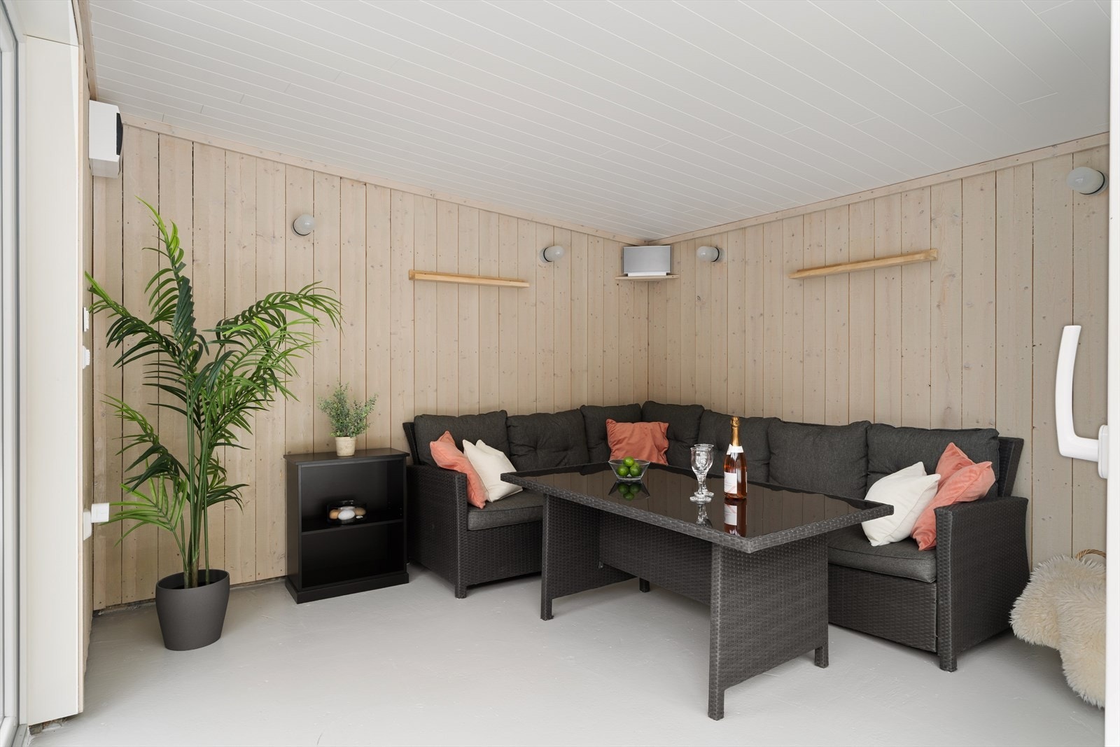 En trivelig hagestue med plass til møbler. Her sitter du godt og skjermet. Galleribilde