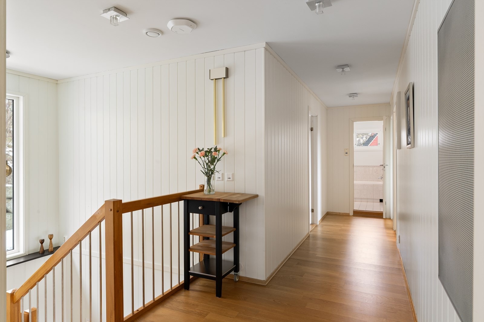 Boligens hovedetasje består av stue, kontor, kjøkken, 2 soverom, bad og et lite kontorrom nr. 2. Galleribilde