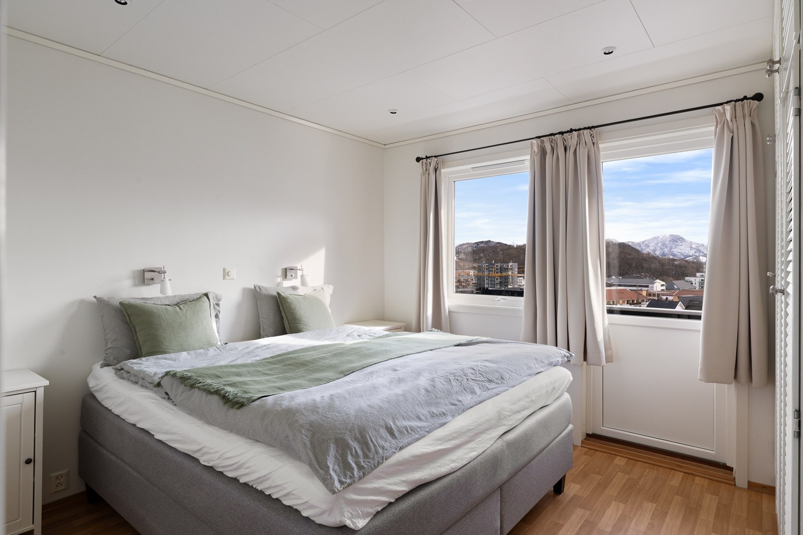 Hovedsoverom omtalt som soverom 4. Her er det dør ut til altan. Galleribilde